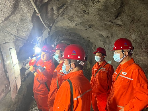 吳亞督查“雙節(jié)”期間新橋礦業(yè)井下安全生產(chǎn)