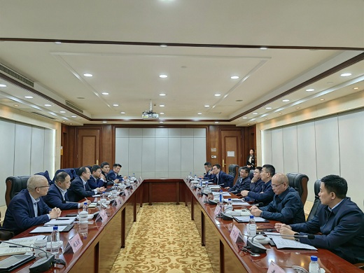 吳亞率隊(duì)赴海螺水泥學(xué)習(xí)交流