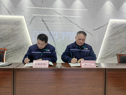 集團(tuán)公司與各單位簽訂安全環(huán)保目標(biāo)管理責(zé)任書(shū)