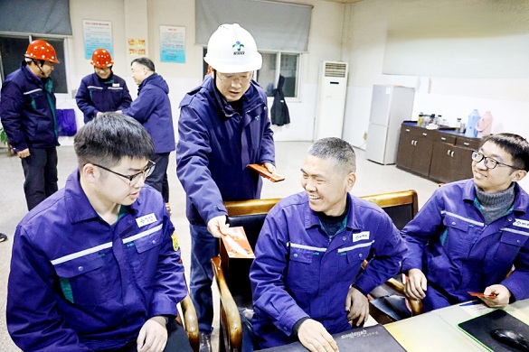 集團領(lǐng)導(dǎo)除夕夜深入一線看望慰問員工