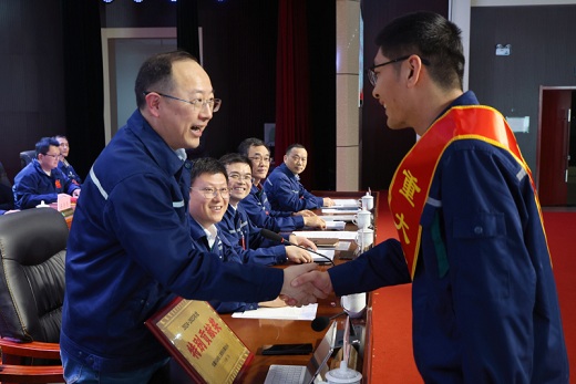 吳亞在六國(guó)化工職代會(huì)上強(qiáng)調(diào)深耕主業(yè)深化改革    奮力推進(jìn)高質(zhì)量發(fā)展